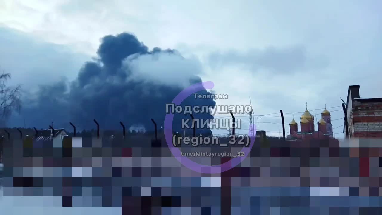 Incendio nel deposito petrolifero di Klintsy, nella regione di Bryansk