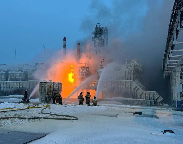 Пожарът в пристанищния терминал Уст-Луга започна след две експлозии - ръководителят на района Кингисеп