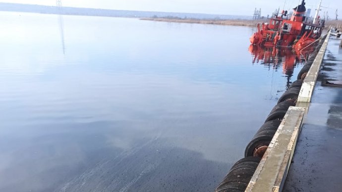 Een schip zonk in de haven van Mykolaiv: er was een olielek