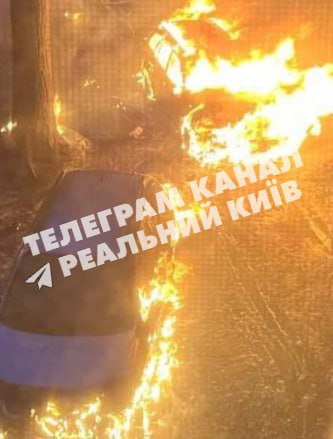 Vários veículos em chamas no distrito de Svyatoshynsky, em Kyiv