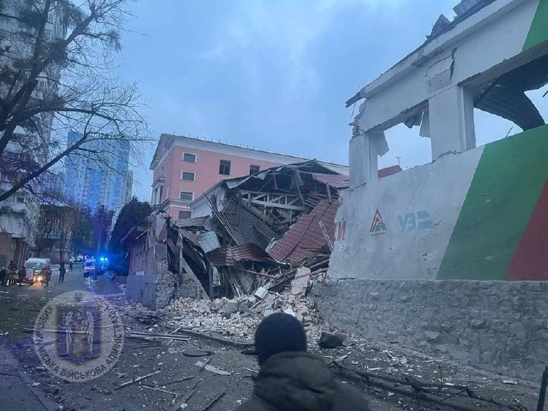 Zniszczenia w dzielnicy Solomyansky w Kijowie w wyniku rosyjskiego ataku rakietowego