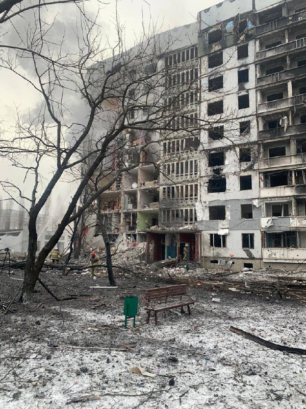 W wyniku ataku rakietowego na dom mieszkalny w Charkowie zginęły 2 osoby, 28 zostało rannych