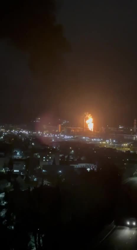 Съобщава се, че пожарът в рафинерията в Туапсе е причинен от атака с дрон
