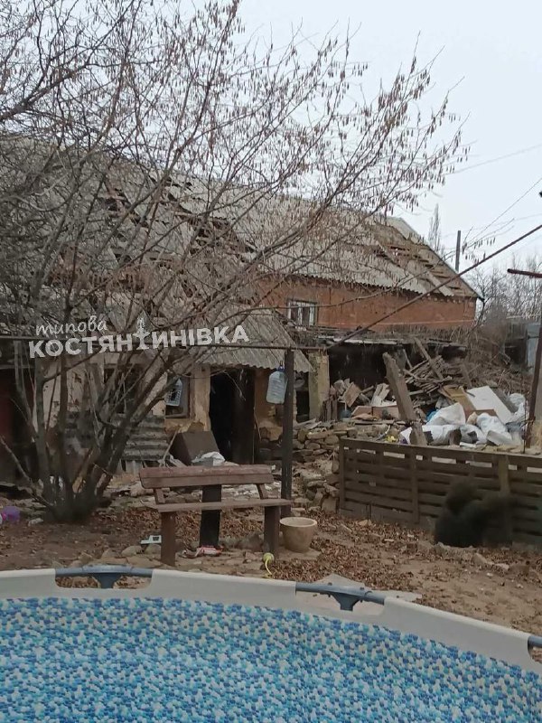 Zničenie v Oleksiievo-Družkivka v dôsledku ostreľovania
