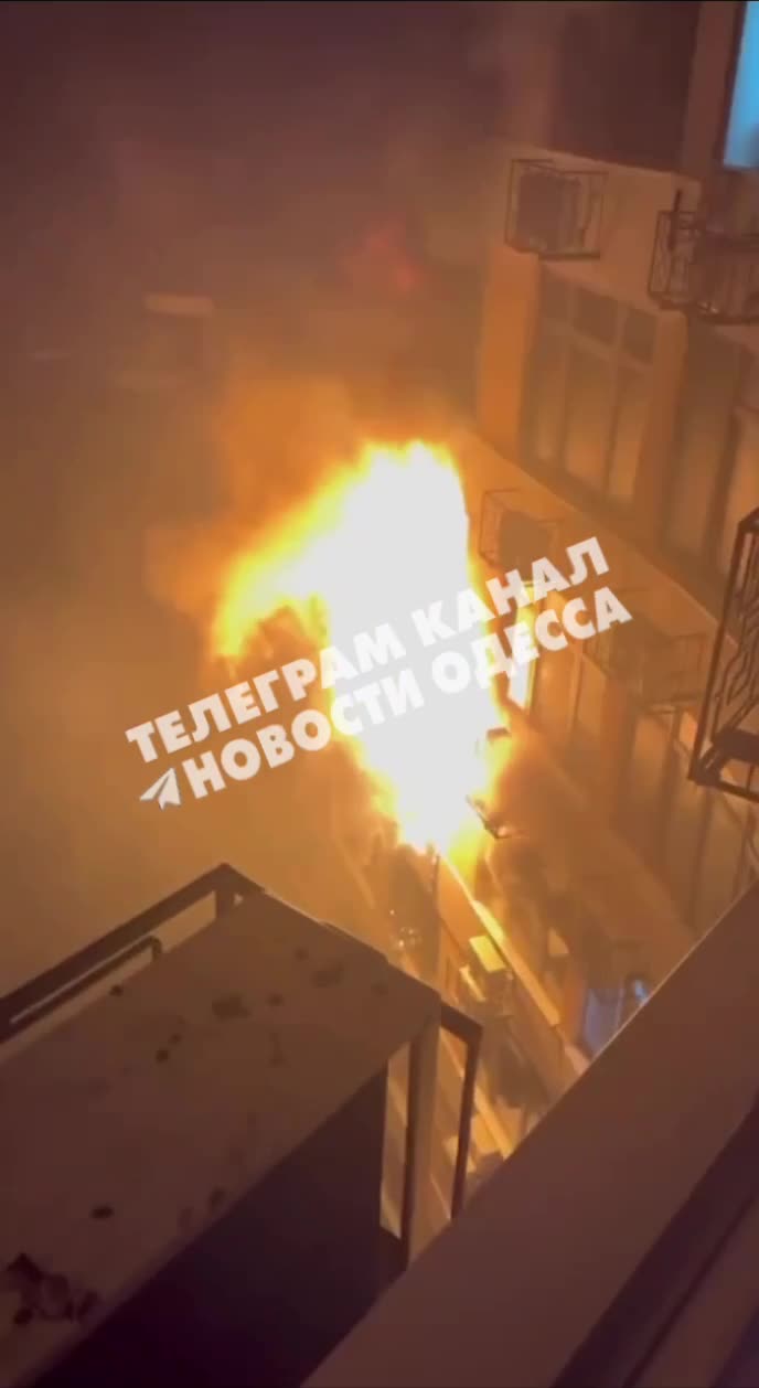 ड्रोन हमले के बाद आवासीय अपार्टमेंट परिसर में आग