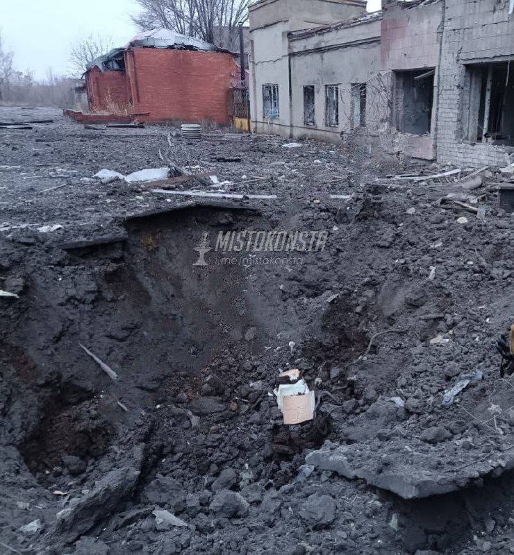 Cratera no local do ataque com mísseis russos em Kostiatntynivka durante a noite