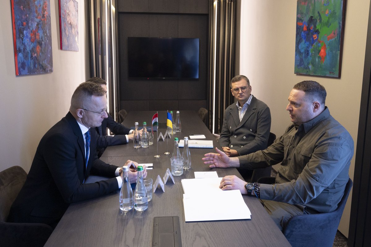 O Ministro das Relações Exteriores da Hungria, Sijarto, chegou a Uzhgorod para se encontrar com o Ministro das Relações Exteriores da Ucrânia, Kuleba, e com o chefe do gabinete do Presidente da Ucrânia, Yermak