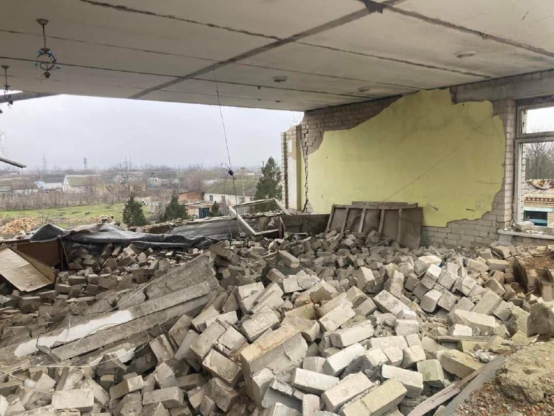 Vernietiging in het dorp Kostyrka in de regio Kherson