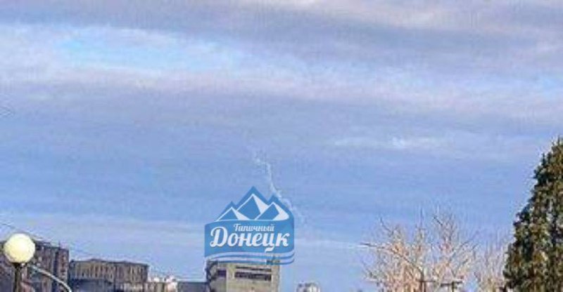 Raketa odpálila stopy viditeľné v Donecku