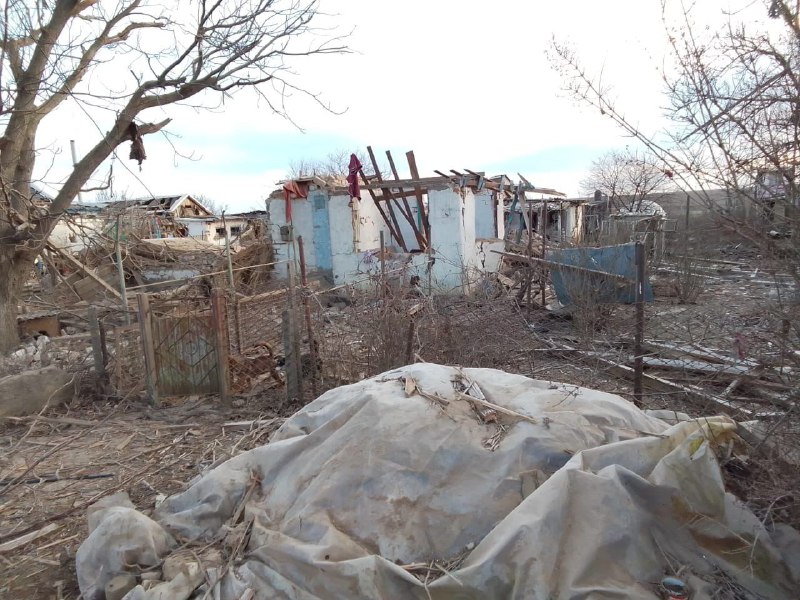 Vernietiging in het dorp Shlyakove in de regio Cherson als gevolg van Russische beschietingen