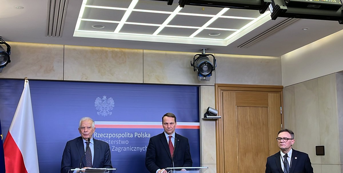Minister zahraničných vecí @MSZ_RP @sikorskiradek po rokovaní so šéfom diplomacie EÚ @JosepBorrellF: Volám – ale myslím si, že toto je naša spoločná pozícia – Kongresu USA, aby prijal balík pomoci pre Ukrajinu. Josep Borrell oznamuje svoju návštevu Kyjeva a zdôrazňuje potrebu väčšej a rýchlejšej podpory pre Ukrajinu