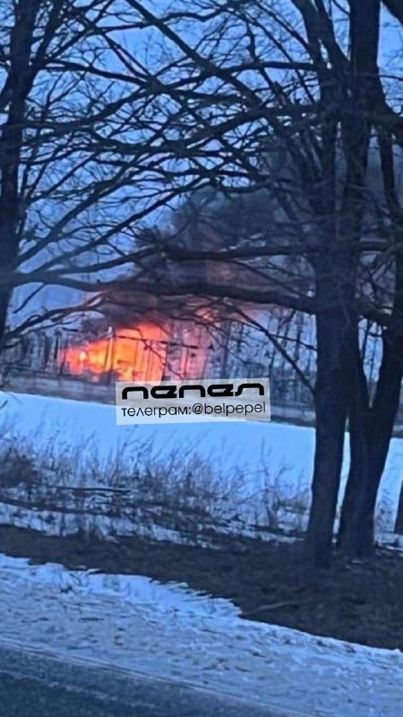 Een onderstation vloog in brand in het dorp Volokonovka in de regio Belgorod als gevolg van een drone-aanval