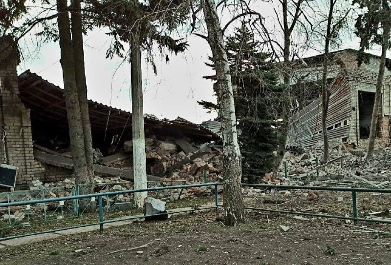 由于俄罗斯夜间对新莫斯科斯克的袭击，城市维护运输停车场被毁，设备受损