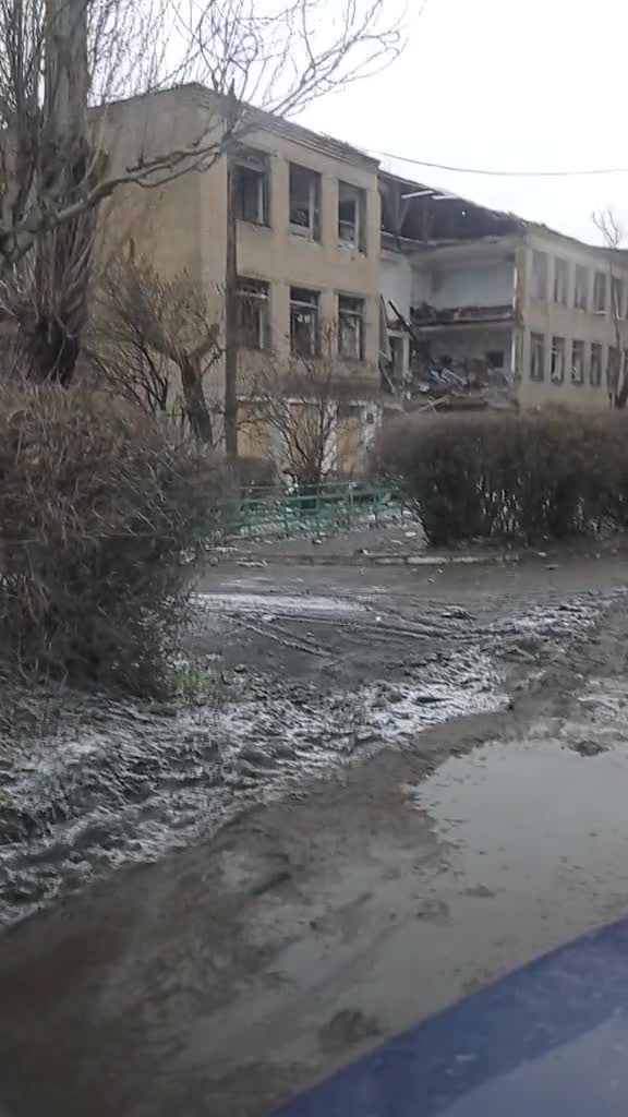 Pożary po rosyjskim bombardowaniu w Sełydowcu w obwodzie donieckim