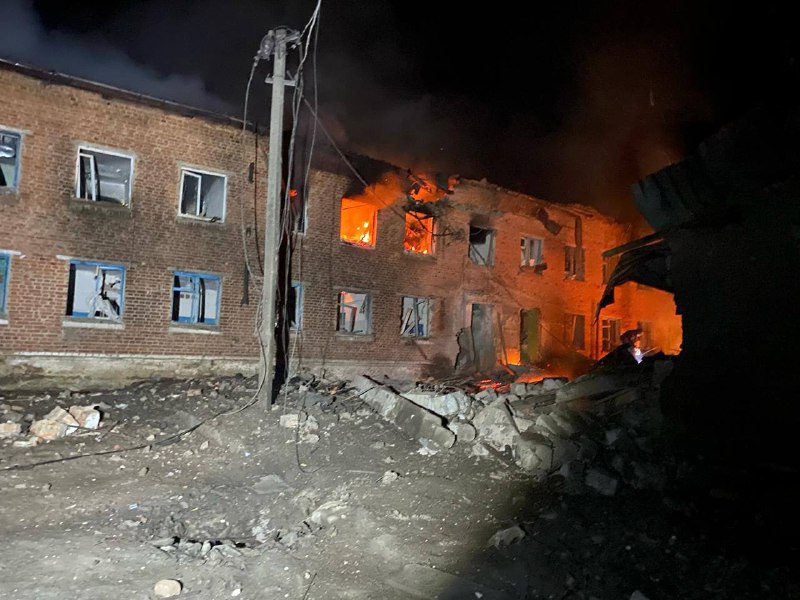 Distruzione a seguito del bombardamento russo a Velykyi Burluk durante la notte