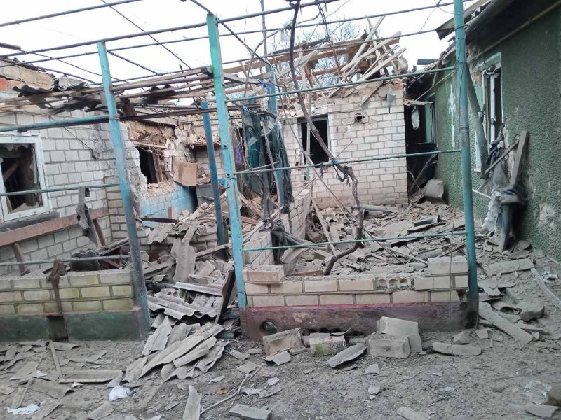Vernietiging in het dorp Veleteneske in de regio Kherson als gevolg van beschietingen