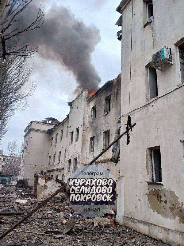 Пожари в резултат на руска бомбардировка в Курахово в Донецка област