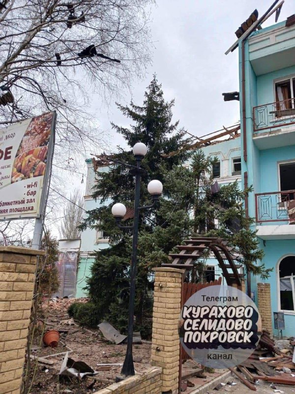 Požiare v dôsledku ruského bombardovania v Kurachove v Doneckej oblasti