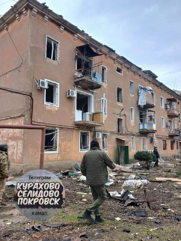 Incendi a seguito del bombardamento russo a Kurakhove nella regione di Donetsk