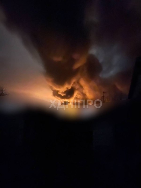 Grote brand als gevolg van een Russische aanval in de stad Dnipro. Eén van de waterpompstations is buiten gebruik vanwege een stroomstoring