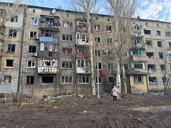 3 personen gedood, waaronder een kind en een zwangere vrouw, 12 gewonden als gevolg van het Russische bombardement op Selydove