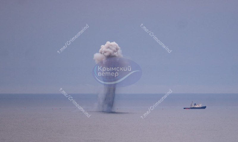 Reddingsoperatie gaande nabij Simeiz, ten zuiden van de bezette Krim, na berichten over een marine-drone-aanval op het landingsschip Caesar Kunikov van de Roucha-klasse
