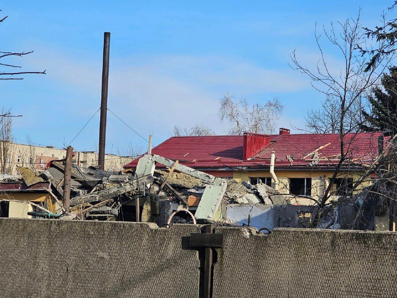 Destruição em Novohrodivka como resultado de ataques russos