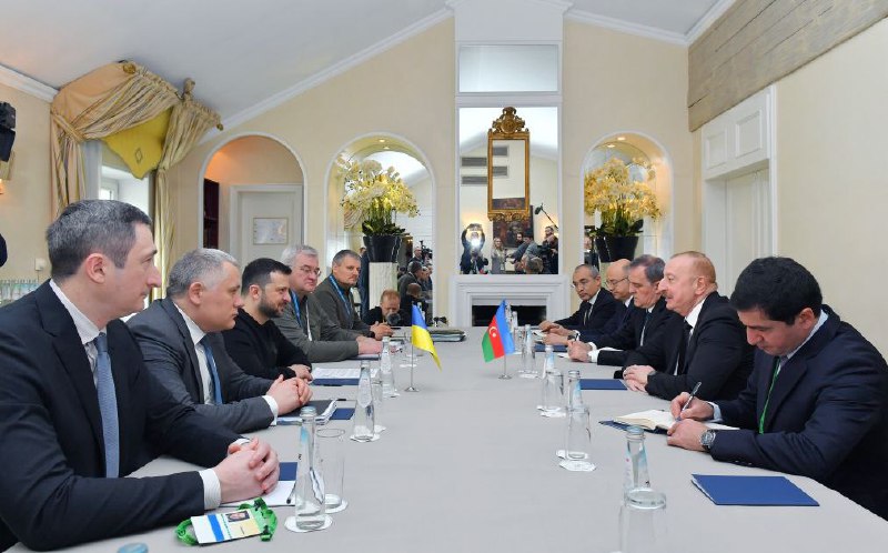 राष्ट्रपति ज़ेलेंस्की ने म्यूनिख में अज़रबैजान के राष्ट्रपति से मुलाकात की