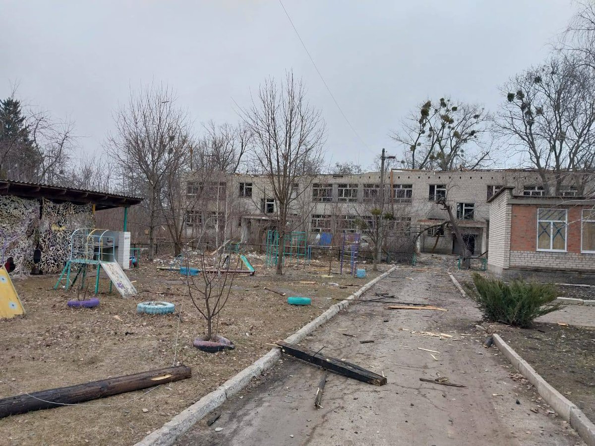 Danos à infraestrutura civil em Borova, na região de Kharkiv, como resultado de ataques aéreos russos