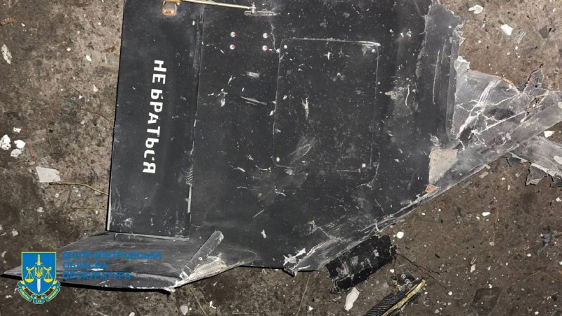 Acht mensen raakten gewond, woonflatgebouw zwaar beschadigd als gevolg van een Russische drone-aanval in de stad Dnipro