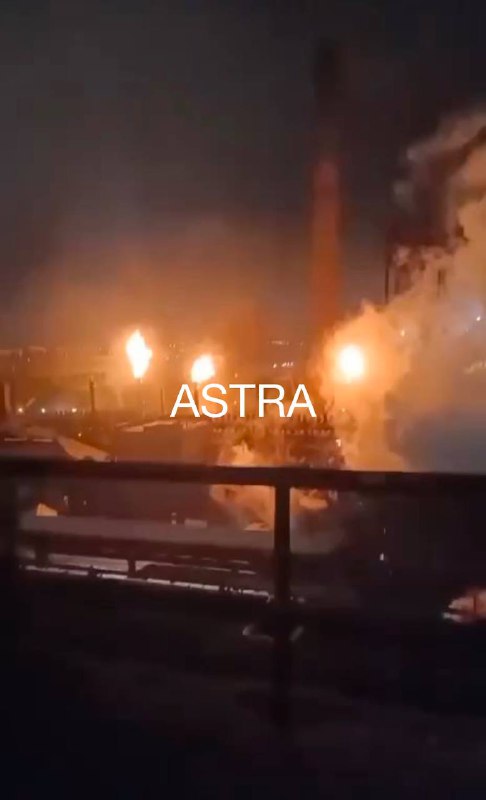 Grande incêndio na planta metalúrgica de Lipetsk como resultado de ataque de drone