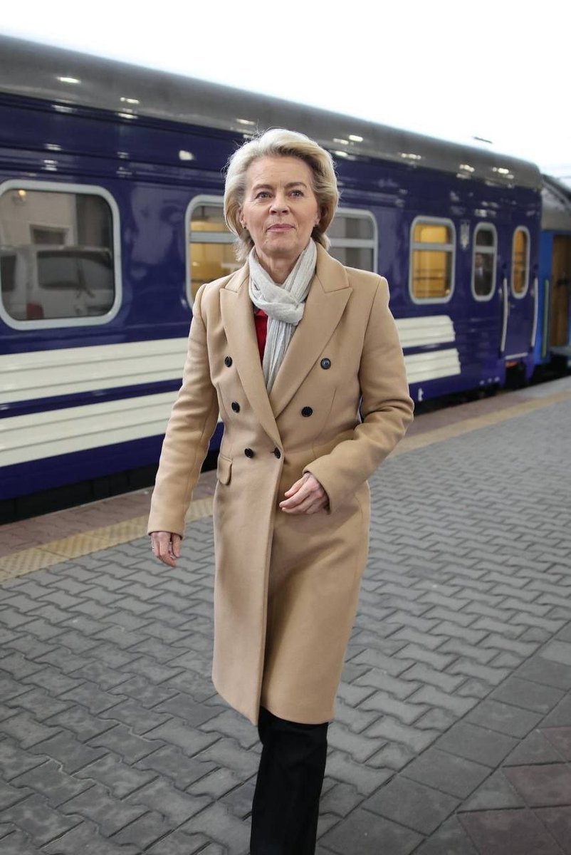 A presidente da Comissão Europeia, Ursula von der Leyen, chegou a Kyiv