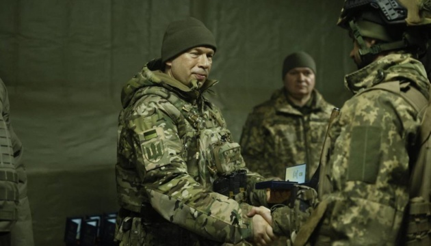 Naczelny Dowódca Sił Zbrojnych Ukrainy Syrskij i Minister Obrony Umerow odwiedzili linię frontu