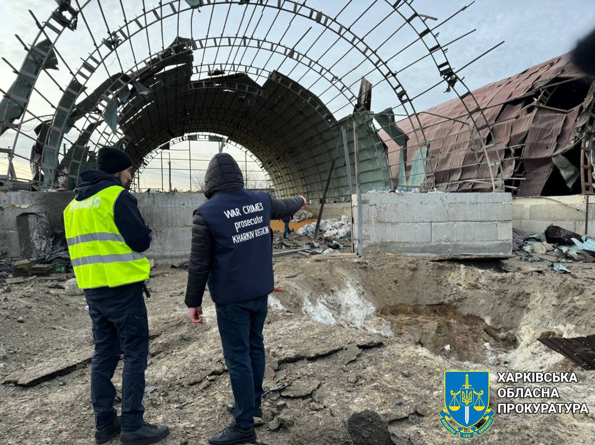 O armazém de grãos foi danificado como resultado do ataque com mísseis russos na noite passada em Pisochyn, na região de Kharkiv