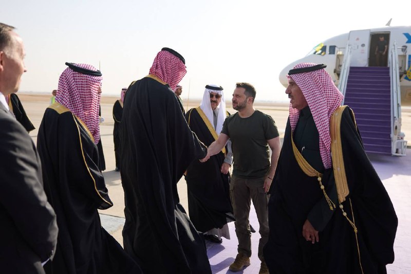 O presidente Zelensky chegou à Arábia Saudita