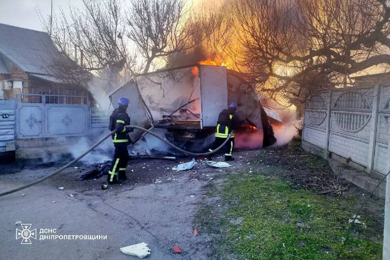 Un veicolo ha preso fuoco dopo essere stato preso di mira da munizioni vaganti a Nikopol