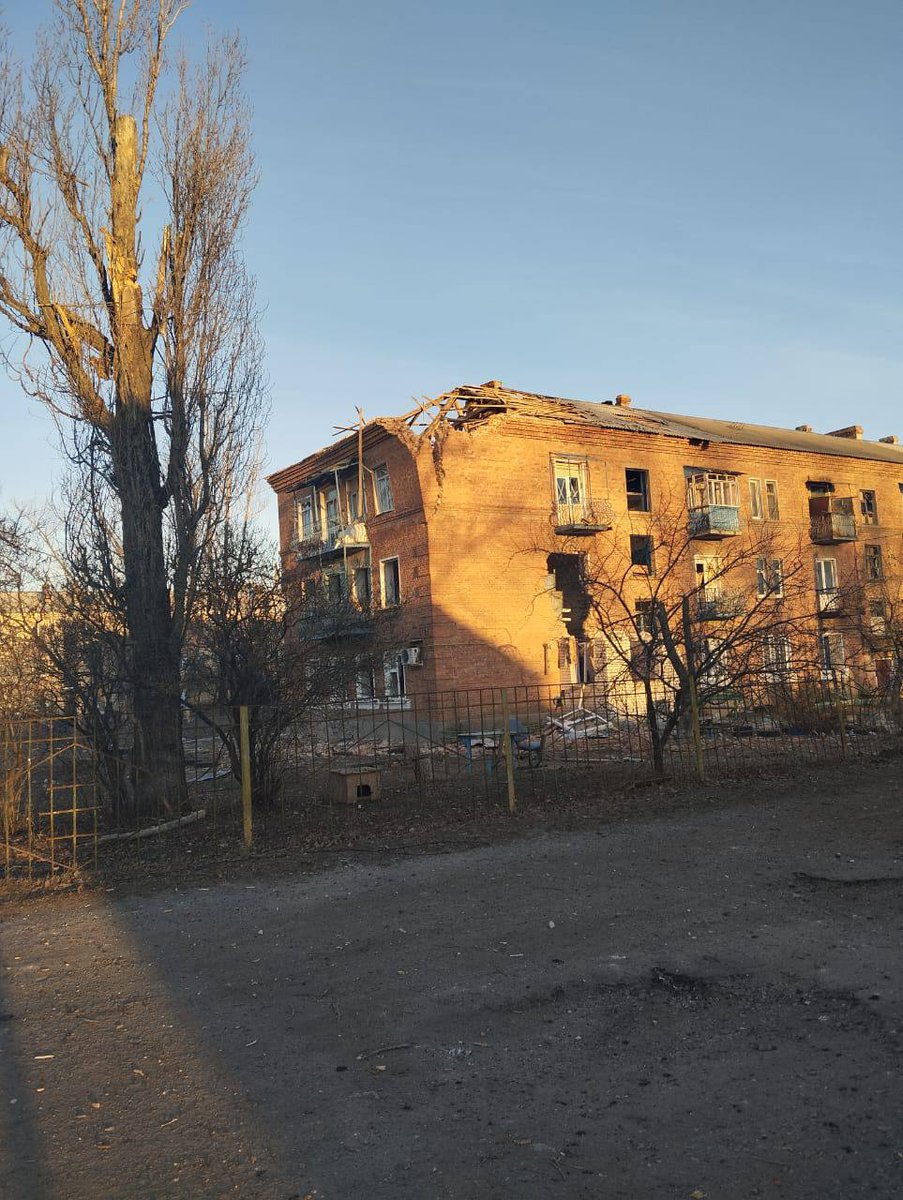 Жилищен блок е повреден в резултат на атака с дронове Shahed в Дерхачи, Харковска област
