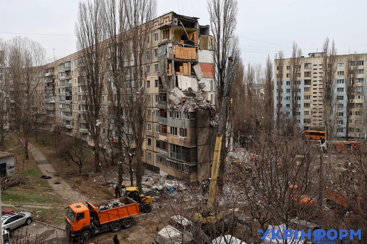 Telá dieťaťa a ženy vytiahli z trosiek obytnej budovy, ktorá bola včera večer zničená pri zásahu ruského bezpilotného lietadla v Odese, čím sa počet obetí zvýšil na 7.