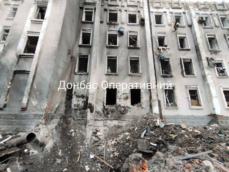 Poškození v Pokrovsku v důsledku ruského raketového útoku