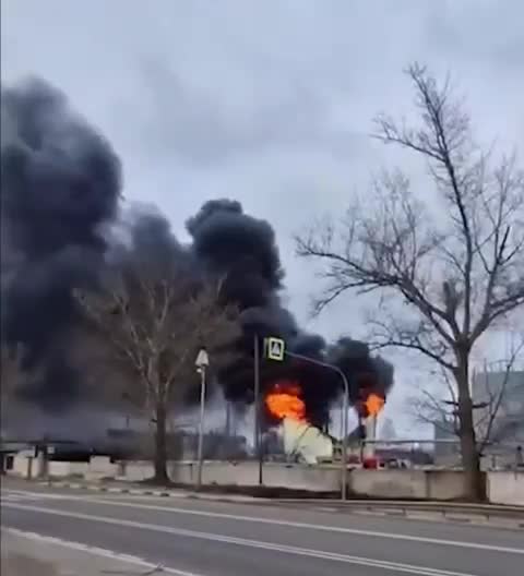 Incêndio na fábrica em Zheleznogorsk, na região de Kursk, após ataque de drone