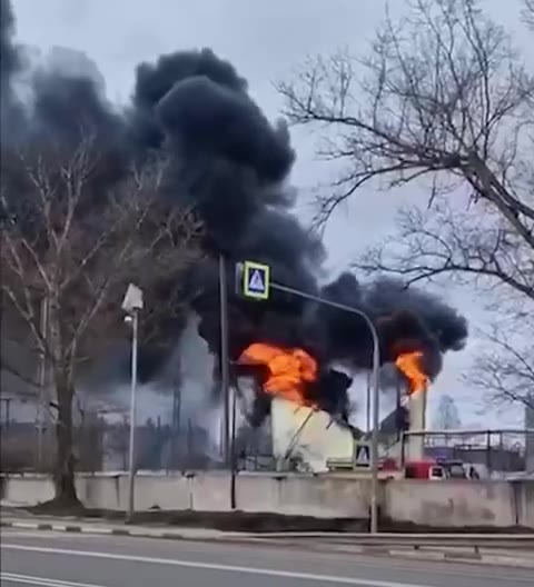 कुर्स्क क्षेत्र के ज़ेलेज़्नोगोर्स्क में ड्रोन हमले के बाद प्लांट में लगी आग