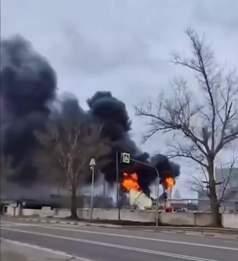 Po útoku bezpilotného lietadla došlo k požiaru v závode v Železnogorsku v regióne Kursk