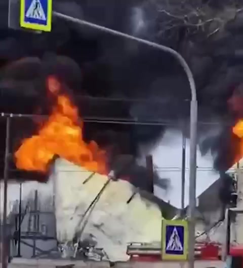 Brand im Werk in Zheleznogorsk in der Region Kursk nach Drohnenangriff