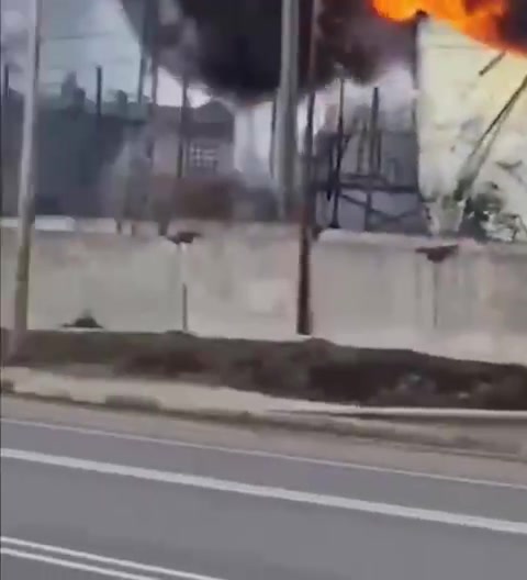 Brand in de fabriek in Zheleznogorsk in de regio Koersk na een drone-aanval