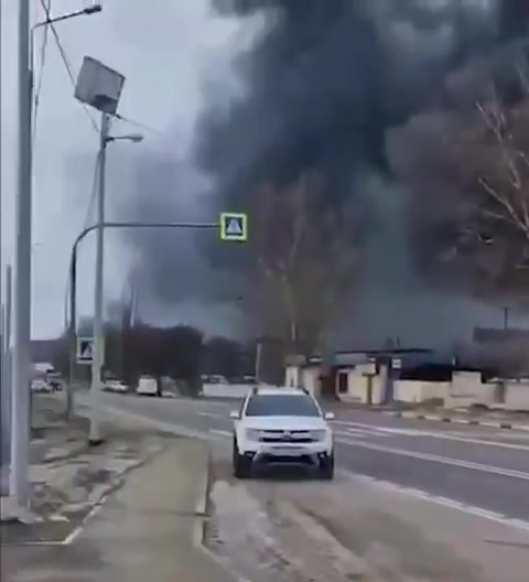 Požár v továrně v Železnogorsku v Kurské oblasti po útoku dronu