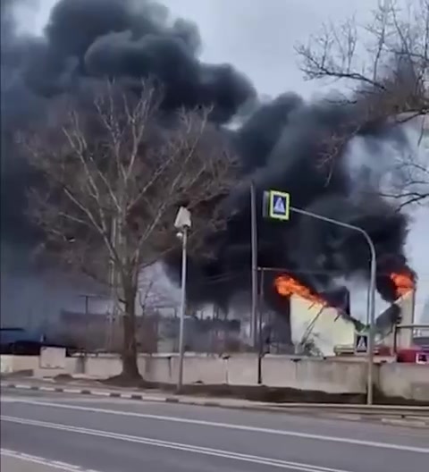 שריפה במפעל בז'לזנוגורסק שבאזור קורסק לאחר התקפת מזלט