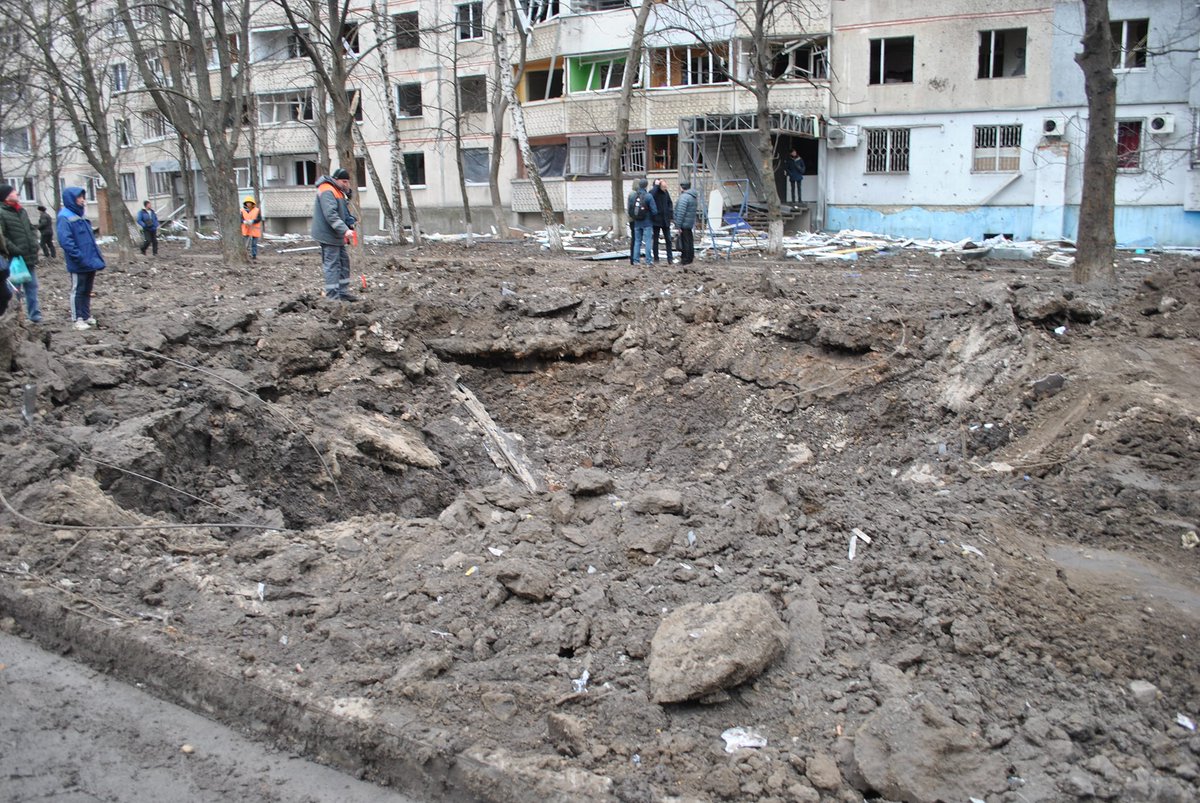 De hoofdwaterleiding is 's nachts beschadigd als gevolg van een Russische raketaanval in Chuhuiv