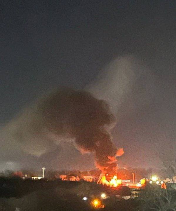 Depósito de petróleo está pegando fogo em Oryol como resultado de um ataque de drone