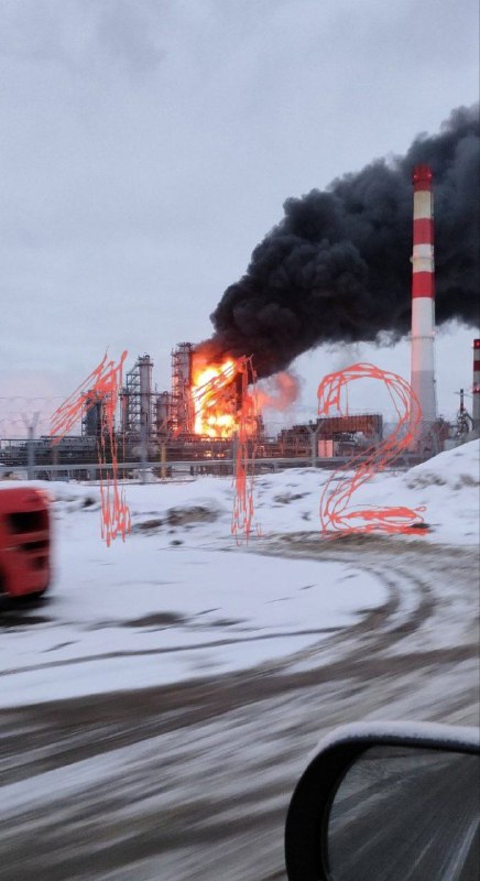 Incêndio em Lukoil-Nizhegorodnefteorgsintez na cidade de Kstovo, que foi atacado por um UAV