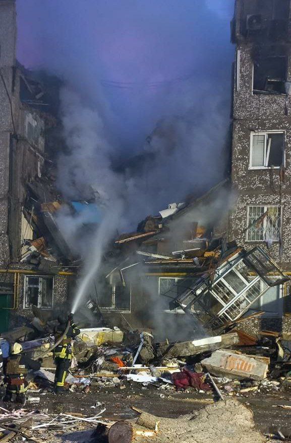 Dom mieszkalny został częściowo zniszczony w wyniku ataku dronów Shahed w Sumy